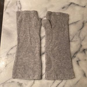 EUC Eileen Fisher 100% Fine Italian Cashmere Grey Glovettes